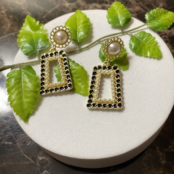 Cider Chain Pearl Earrings - Picture 15 of 16